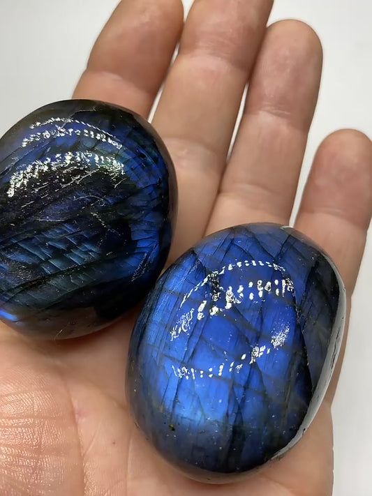 Wholesale polished flash labradorite palm stone natural blue flash crystal bulk for shop resale home decor