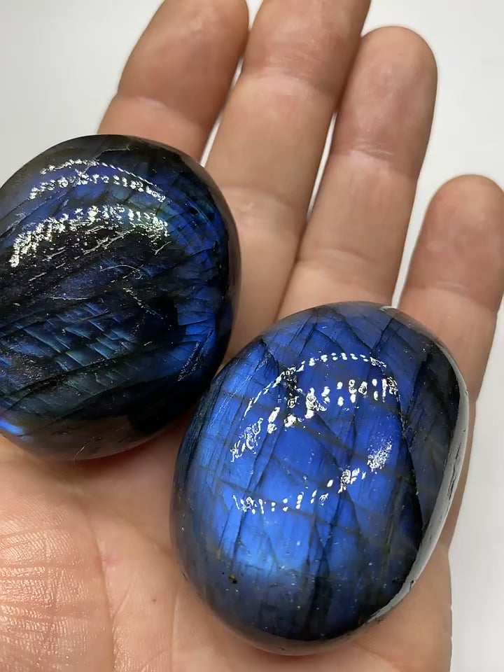 Wholesale polished flash labradorite palm stone natural blue flash crystal bulk for shop resale home decor