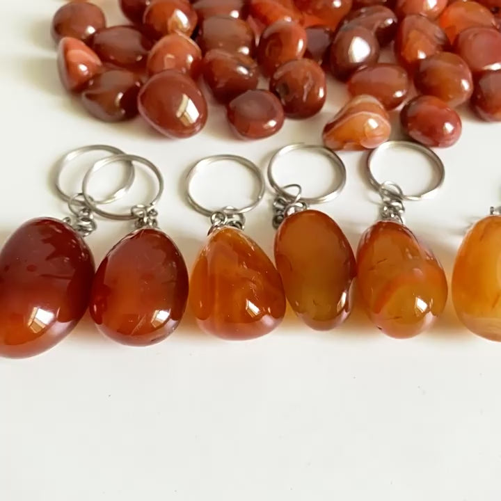 Wholesale natural polished red agate tumbled stone keychains, carnelian gemstone pendant key rings for bag accessories and crystal gift