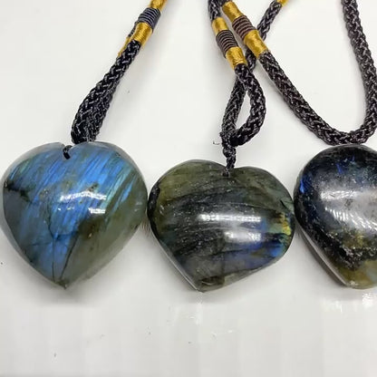 Bulk natural labradorite heart pendants, polished heart-shaped labradorite with blue flash, wholesale crystal jewelry, size 1.18-1.57in (3-4cm), MOQ 5pcs