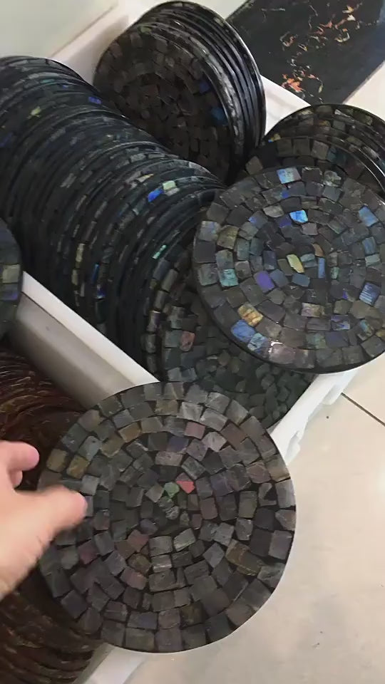 Wholesale round resin coasters embedded with natural blue flash labradorite slices for home table decor