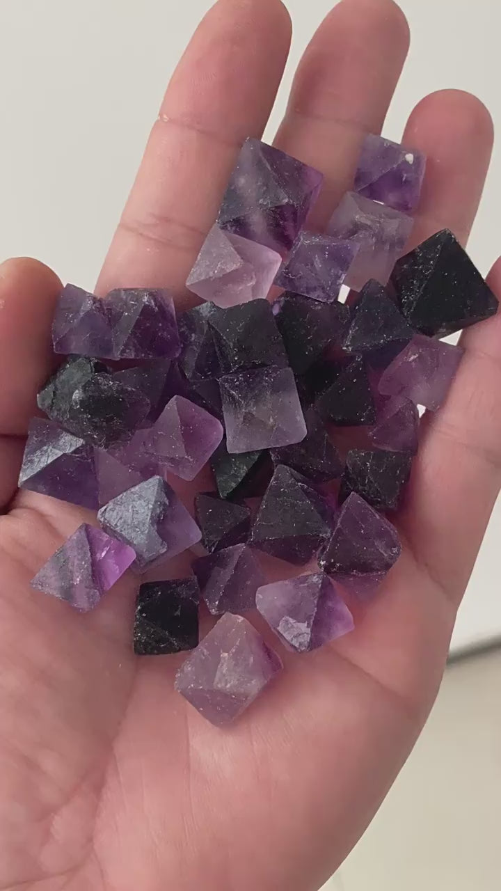 Bulk natural amethyst diamond pyramid stones, purple amethyst crystals wholesale